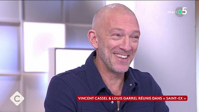 image de la news C à Vous : Vincent Cassel tente de quitter la plateau avant la fin, Anne-Elisabeth Lemoine le retient