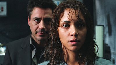 image de la news "Je ne veux plus travailler avec lui" : avant Marvel, Robert Downey Jr avait cassé le bras de Halle Berry sur un tournage !