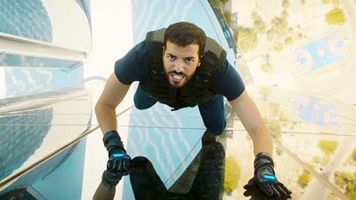 image de la news 3 Jours max sur W9 : Tarek Boudali a-t-il vraiment escaladé une tour de 300 mètres comme Tom Cruise ?