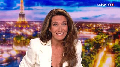 image de la news Anne-Claire Coudray interrompt le JT et fait une grande annonce surprise !