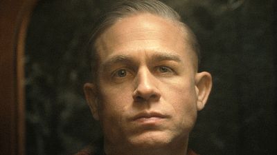 image de la news Premières images : Netflix dévoile son nouveau Monstre avec Charlie Hunnam en Ed Gein