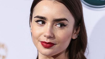 image de la news La star d'Emily in Paris a un père qui est célèbre dans le monde entier ! Savez-vous de qui il s'agit ?