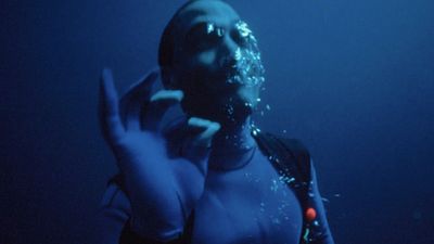 image de la news "Le script de Besson, c'était un camembert sans boîte" : ce grand nom de la comédie a participé à l'écriture du Grand Bleu, et personne ne le sait !