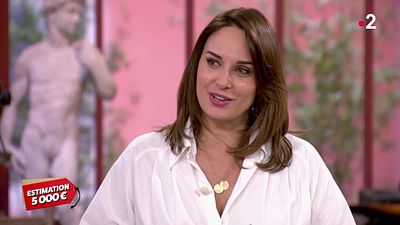 image de la news Julia Vignali (Affaire conclue) gênée, une candidate drague un commissaire-priseur pour faire monter les enchères et ça fonctionne !