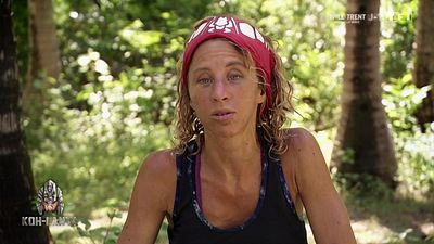 image de la news Malgré les tensions, Julie (Koh-Lanta) retrouve d'anciens candidats (photo)