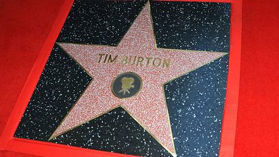 image de la news Combien coûte une étoile sur le Hollywood Boulevard ? Qui choisit les célébrités honorées ? On vous dit tout sur le Walk of Fame, le plus célèbre  trottoir du monde !