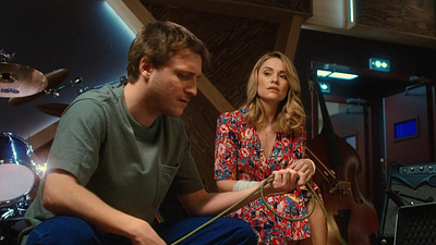 image de la news Tout pour la lumière : Hadrien a-t-il provoqué la chute de la mère de Victoria dans les escaliers ?