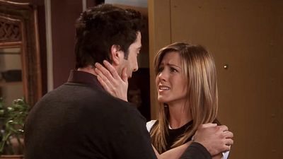 image de la news "Le plus gros défi était..." : voilà comment les créateurs de Friends ont fait du premier baiser entre Ross et Rachel l'une des meilleures scènes de la série