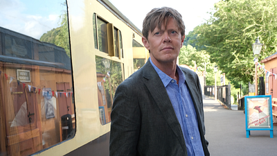 image de la news Mystères au paradis : qui est Dave Thacker, à qui le premier épisode de la saison 2 rend hommage ?