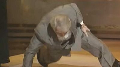image de la news A 73 ans, cet acteur légendaire a stupéfait Hollywood en faisant des pompes sur la scène des Oscars !