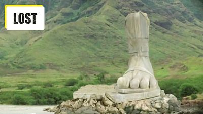 image de la news C'est l'une des énigmes les plus mystérieuses de Lost : que représentait la célèbre statue aux 4 orteils ?