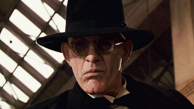 image de la news Il a été le sympathique Doc de Retour vers le futur, mais il a aussi donné des cauchemars à des millions de spectateurs avec ce rôle où il ne cligne jamais des yeux !