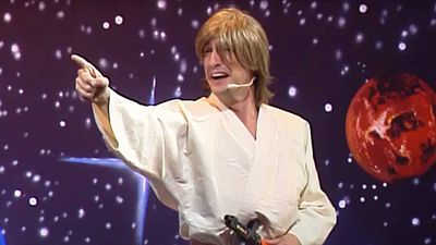 image de la news Il y a 28 ans, il faisait ses premiers pas à la télévision, avez-vous reconnu cet acteur que tout le monde connaît aujourd'hui ?