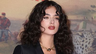 image de la news Netflix : l’actrice principale de cette série historique est la fille de deux légendes du cinéma français