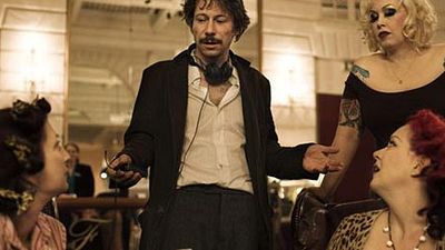 image de la news Mathieu Amalric en rouge et noir