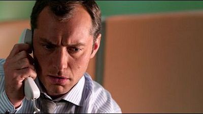 image de la news Jude Law dans le désert avec Robert Pattinson !