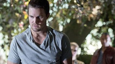 image de la news "Arrow" joue à Tarzan dans le 1er extrait de la saison 2 !