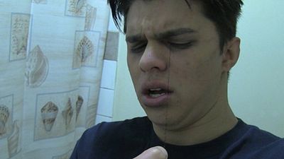 image de la news Un fil noir dans un oeil... Etrange extrait de "Paranormal Activity: The Marked Ones"