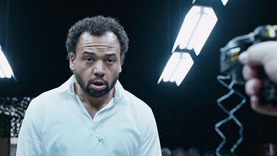 image de la news Thomas Ngijol teste son taser sur Fabrice Eboué dans "Le crocodile du Botswanga" [VIDEO]