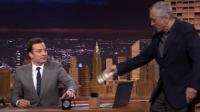 image de la news Jimmy Fallon : il fait cracher 100 dollars à De Niro, Lindsay Lohan et plein d'autres ! [VIDEO]