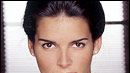 image de la news Angie Harmon endosse la blouse blanche