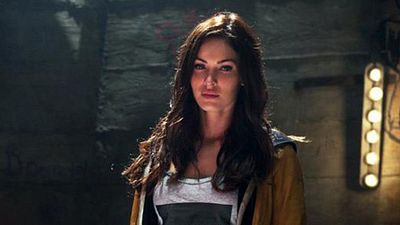 image de la news Ninja Turtles : Megan Fox choisit son arme sur la nouvelle photo
