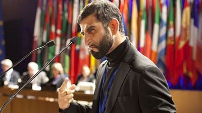 image de la news Le comique Kheiron dirige Leïla Bekhti dans son premier film "Nous trois ou rien"