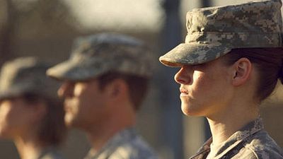 image de la news Kristen Stewart en tenue militaire sur les premières photos de "Camp X-Ray"