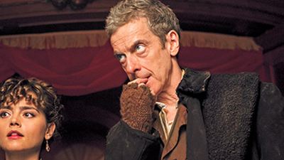 Le Doctor Who Peter Capaldi inquiet sur la première photo de la saison 8