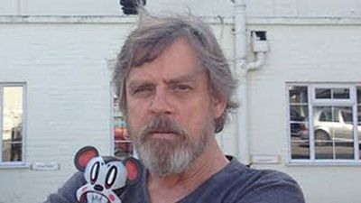 image de la news Star Wars VII : Mark Hamill barbu devant les studios de Londres