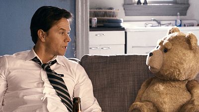 image de la news Ted 2 : Mark Wahlberg sur une moto Flash Gordon !