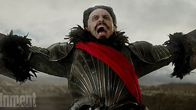 image de la news Pan : Hugh Jackman méconnaissable (et un peu flippant) en Barbe-Noire sur les premières photos !