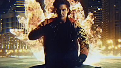 image de la news Explosions, grand écart et coupe mulet : David Hasselhoff est de retour !