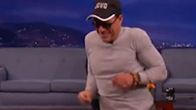 image de la news Jean-Claude Van Damme rejoue la danse de Kickboxer !