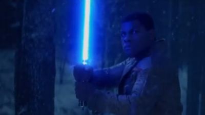Star Wars 7 : Finn armé d'un sabre-laser dans le nouveau teaser