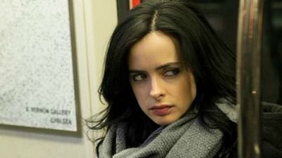 image de la news Jessica Jones bien entourée sur les nouvelles photos de la série Netflix