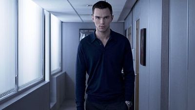 image de la news Extrait Kill Your Friends : Nicholas Hoult rencontre un dénicheur de talents allemand qui a abusé de la coke ! 