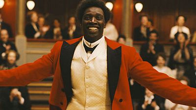 image de la news Affiche Chocolat : le clown Omar Sy vous accueille à bras ouverts