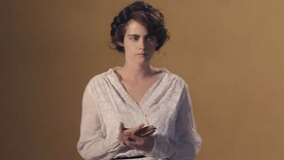 image de la news Kristen Stewart change de look pour ressembler à Coco Chanel pour Karl Lagerfeld