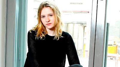 image de la news Christa Théret dans La Fille du patron : "ce qui est vraiment touchant, c'est cette solidarité dans ce milieu social difficile"