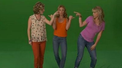 image de la news La fête à la maison, 20 ans après : Les filles du cast s’offrent une petite danse
