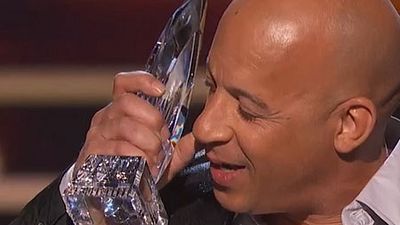 image de la news Fast & Furious 7 : Vin Diesel fait un discours ému et chante aux People’s Choice Awards