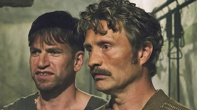 Bande-annonce Men & Chicken : découvrez la drôle de famille de Mads Mikkelsen...