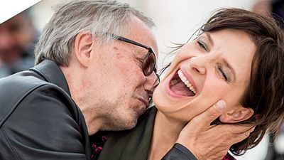 image de la news Cannes 2016 : des bisous, des doigts d'honneur, des pieds nus... Les photos les plus décalées !
