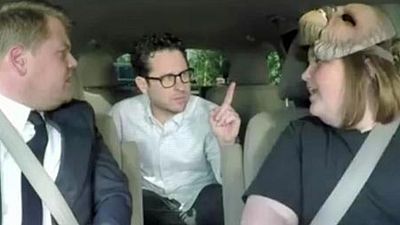 image de la news J.J. Abrams et James Corden mettent aussi le masque de Chewbacca de Candace Payne 