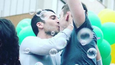 image de la news Sense 8 : Les acteurs de passage à la Gay Pride se lâchent sur le tournage de la saison 2 !