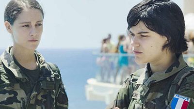 image de la news Bande-annonce Voir du pays : Soko et Ariane Labed tentent d'"oublier" la guerre...