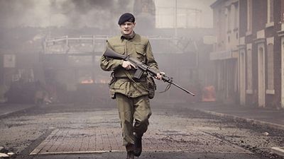 image de la news ‘71 sur Ciné + Frisson : John Carpenter et Walter Hill comme références… Yann Demange nous décrypte son thriller haletant !