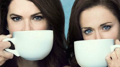 image de la news Les Gilmore Girls fêtent leurs 16 ans et elles sont de retour dans une featurette !