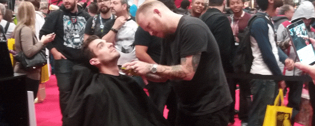 image de la news Le bouc de Tony Stark, la barbe du Dr Strange... Bienvenue chez le barbier du Comic Con !